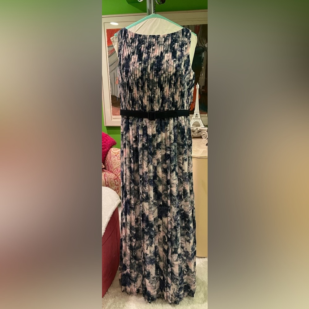 Beautiful Kay Unger dress!